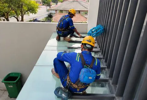 Poles Kaca (Rope Access)
